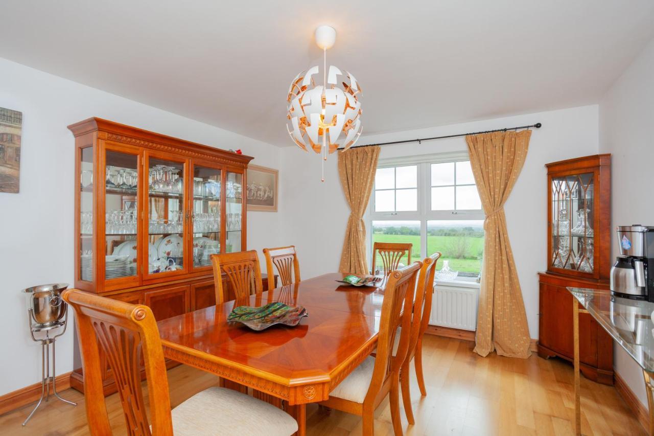 Longview House Bed & Breakfast แบลลีย์มันนี ภายนอก รูปภาพ